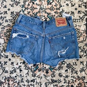 RIPPED HIGH-WAISTED LEVI SHORTS